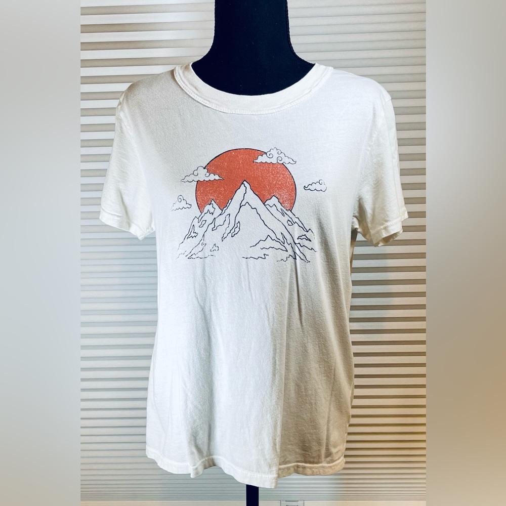 PacSun Mountain Landscape Sunset Clouds off-white T-Shirt in size Medium